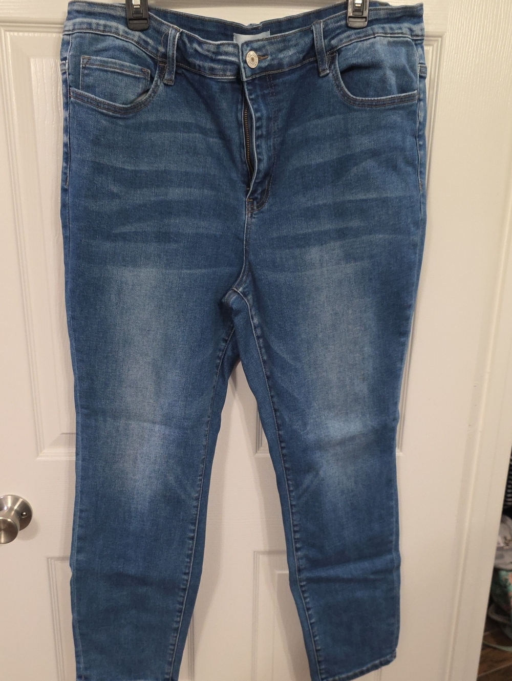 Women’s Skinny Jeans in Medium Blue Wash